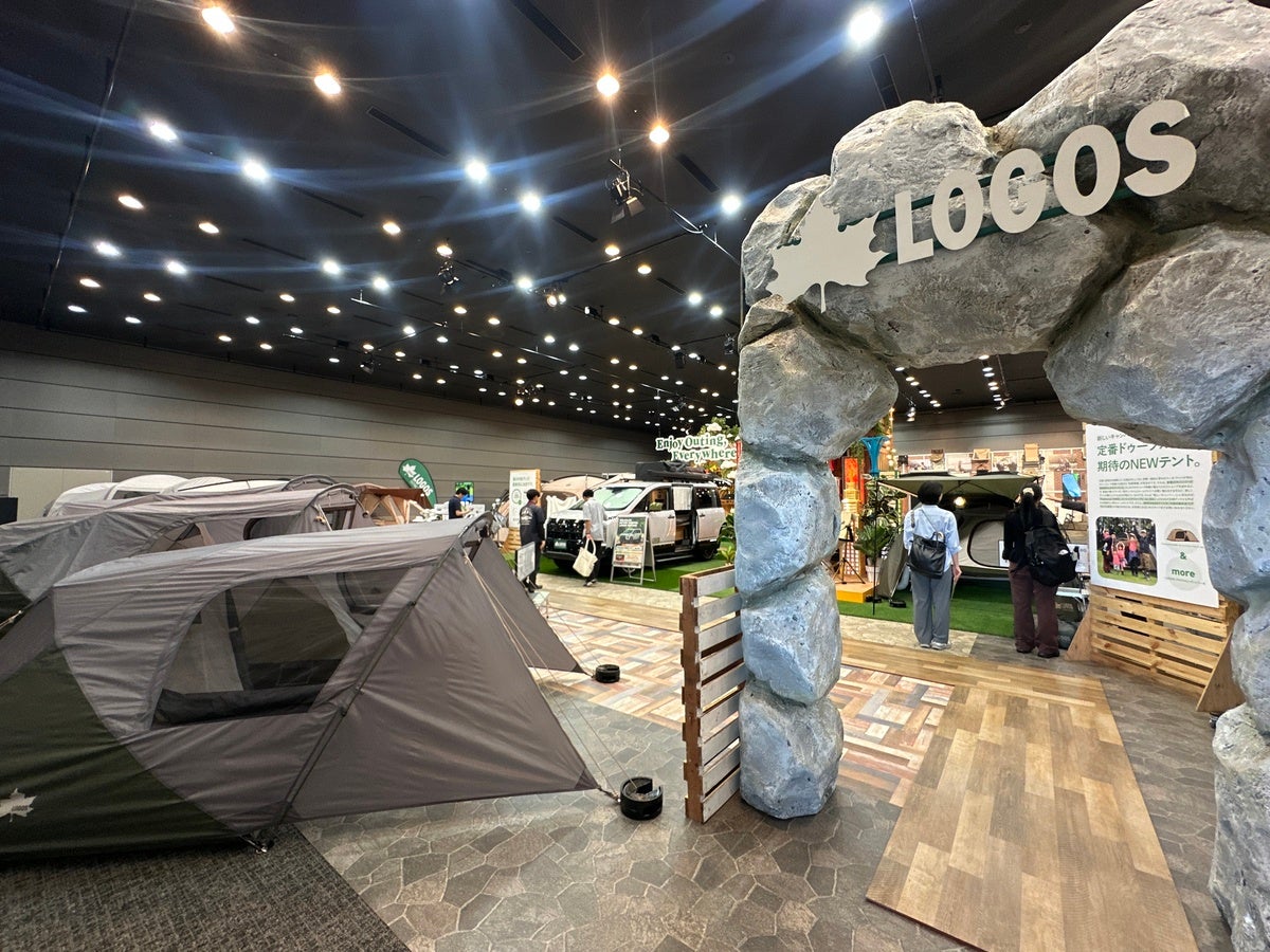 ロゴス展示会場の岩の門オブジェとテント