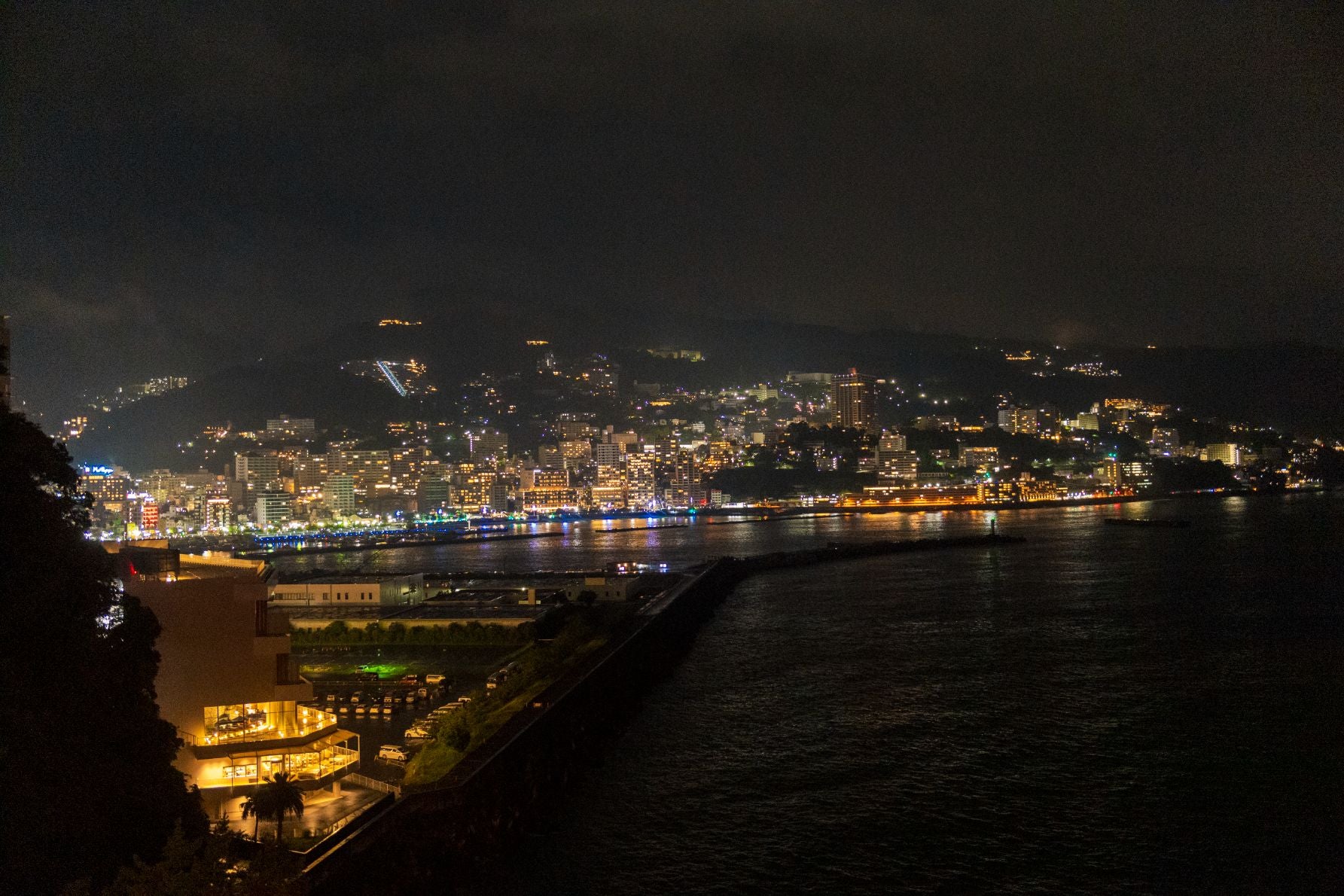 熱海の街あかりと海。夜のロビーからの眺めも格別