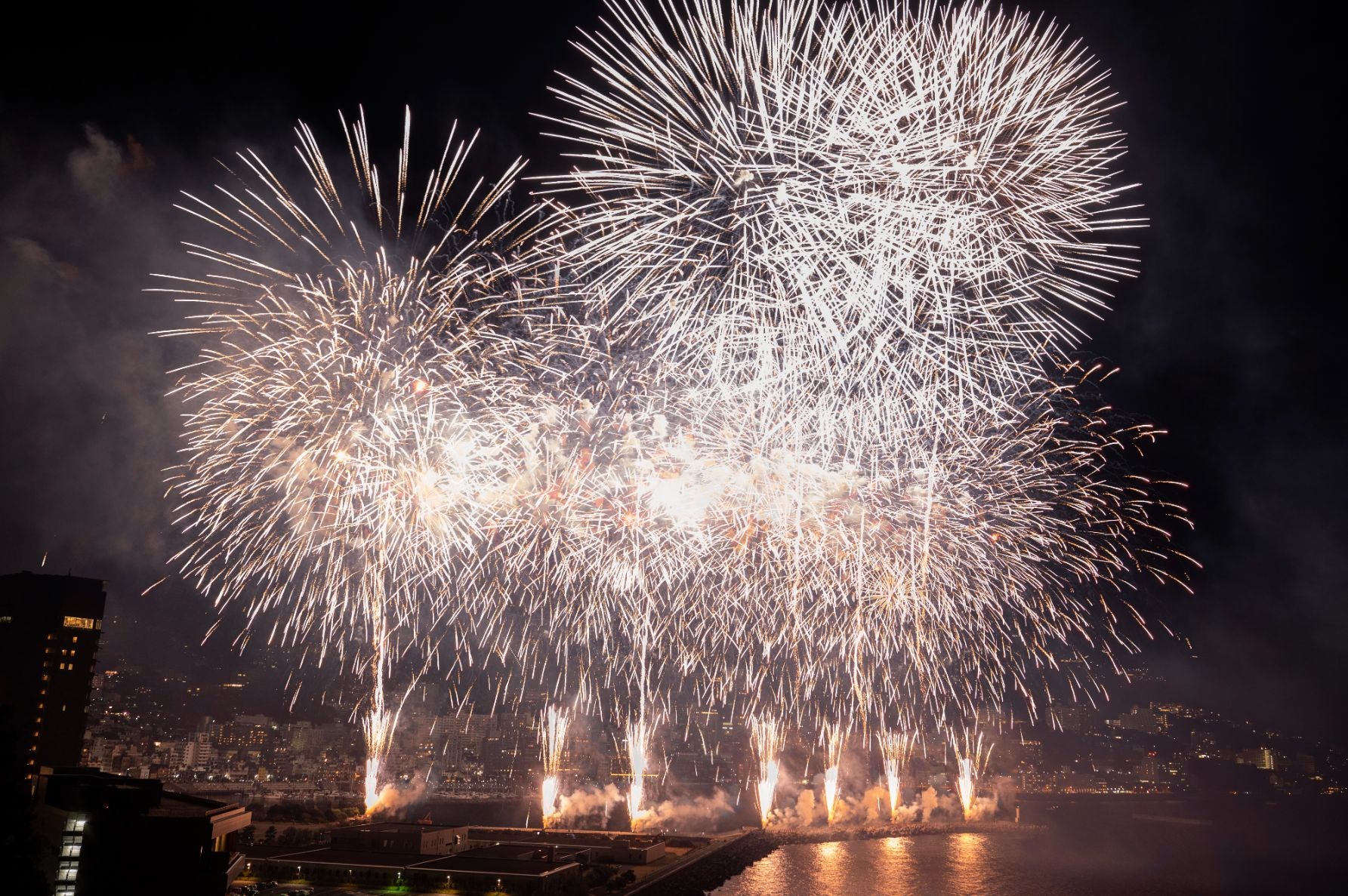 花火と夜景が同時に楽しめます