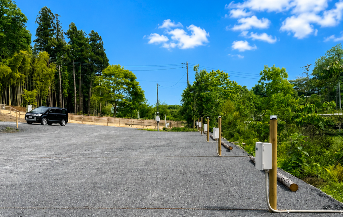 森の中に作られたRVパークのサイト風景