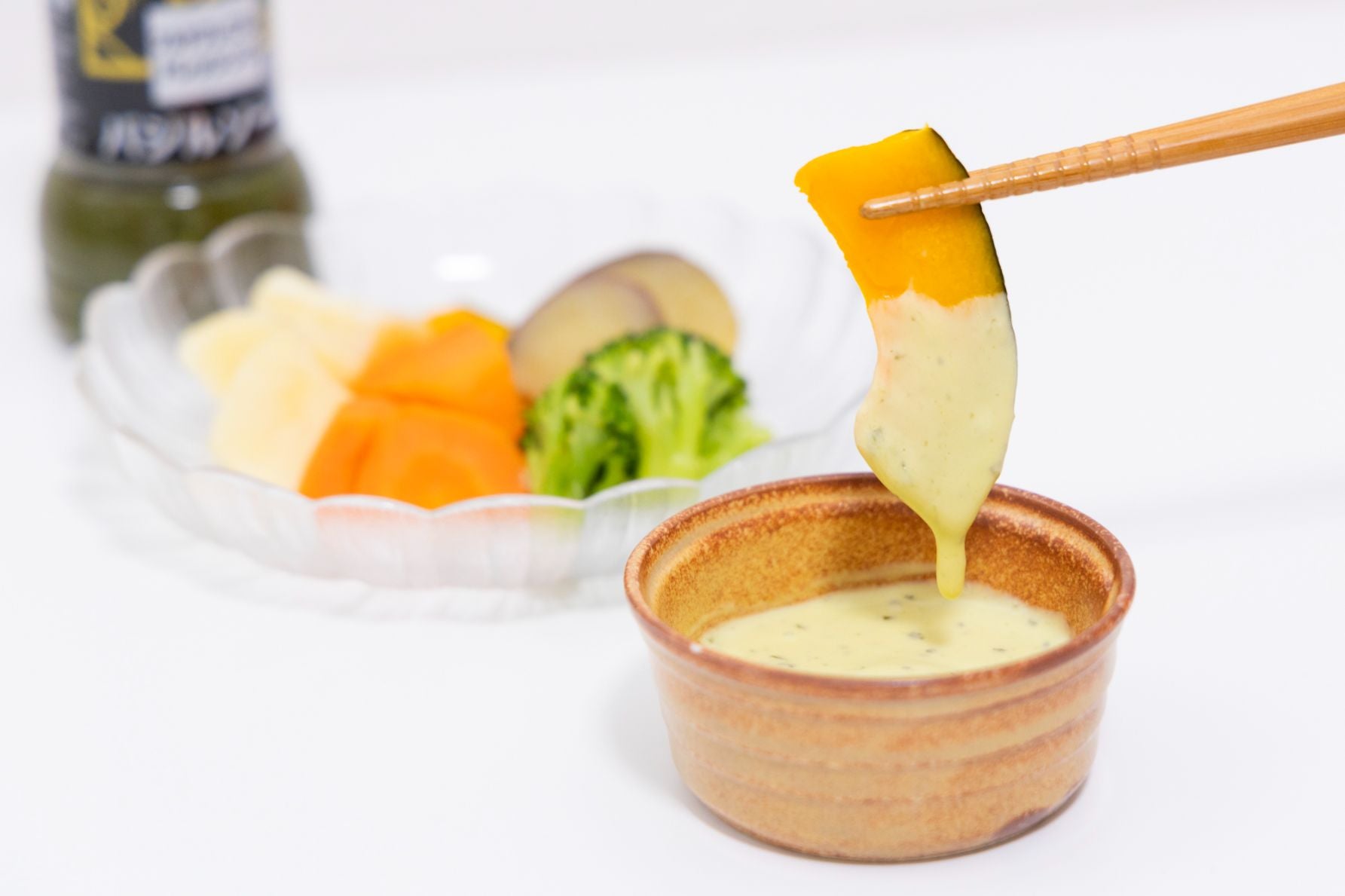 そのまま使用してももちろんおいしいが、マヨネーズと混ぜた“バジルマヨ”で、野菜をディップするのもおすすめ 