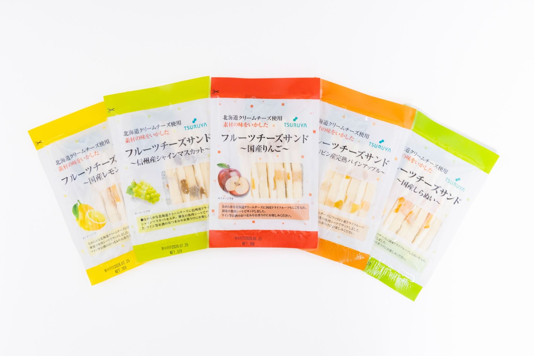 間に挟まっているフルーツも多種多様。季節限定品も多く、購入時(2026年６月末)には、写真左から国産レモン、信州産シャインマスカット、国産りんご、フィリピン産完熟パインアップル、国産しらぬいが店頭に並んでいた（レモン、パインアップルは8月まで）