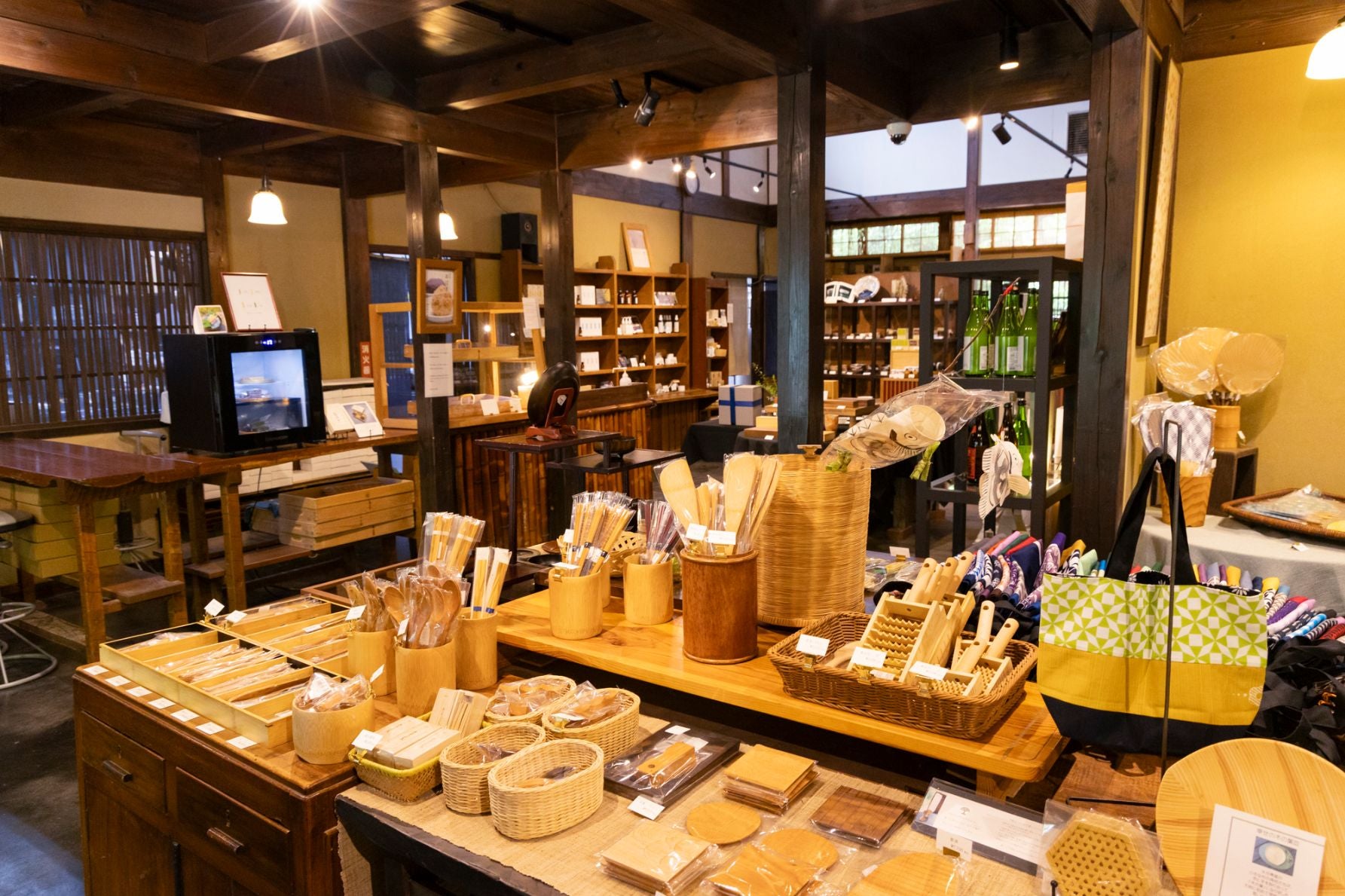 由布院の特産品や工芸品が並ぶ鍵屋の店内