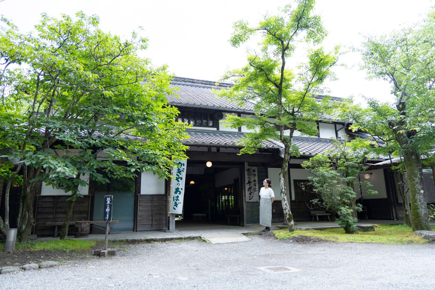 由布院の人気土産店「西国土産 鍵屋」の風情ある外観