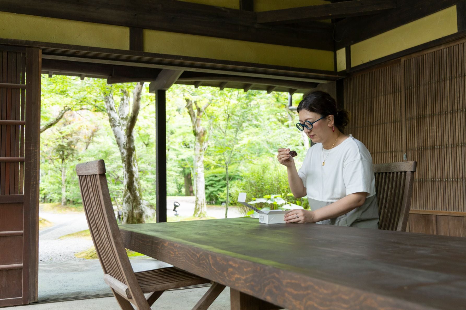 由布院の緑あふれる敷地で味わう鍵屋のおはぎ