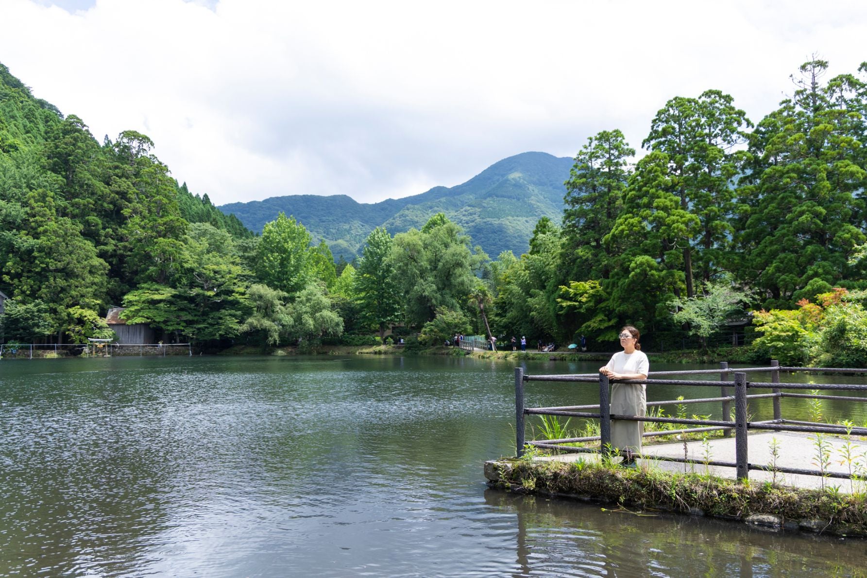 大分観光で多くの人が訪れる金鱗湖。湯の温度が高いのが特徴