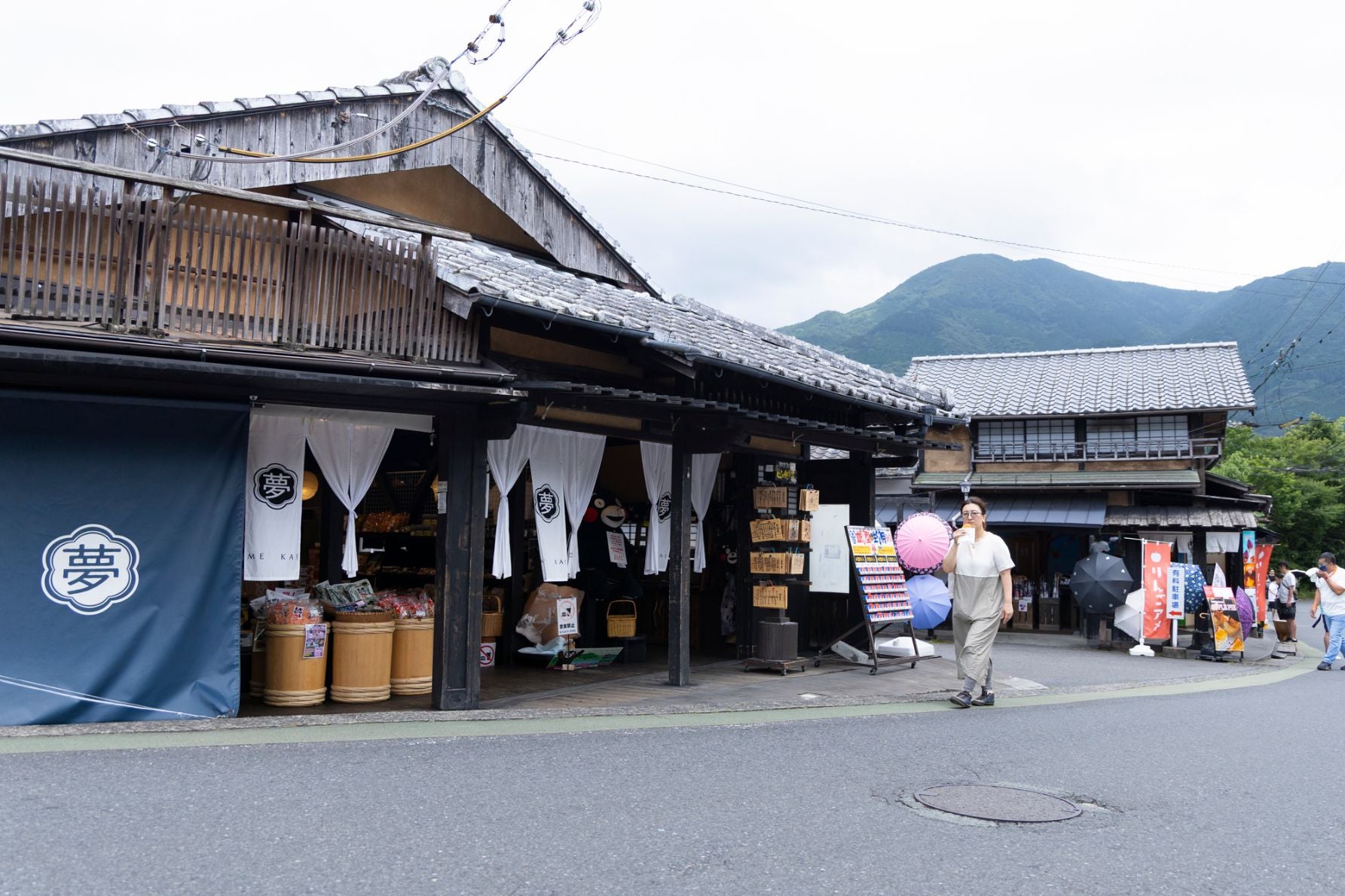 土産店や飲食店が立ち並ぶ由布院の湯の坪街道