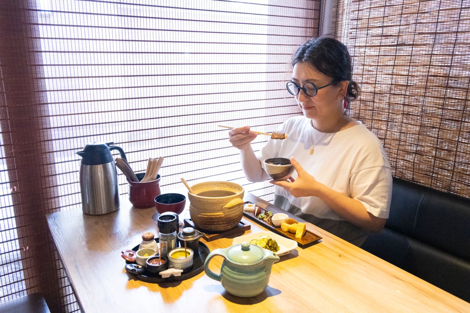 由布院名物の豊後牛まぶしを味わう様子。あまりのおいしさに笑顔がこぼれる