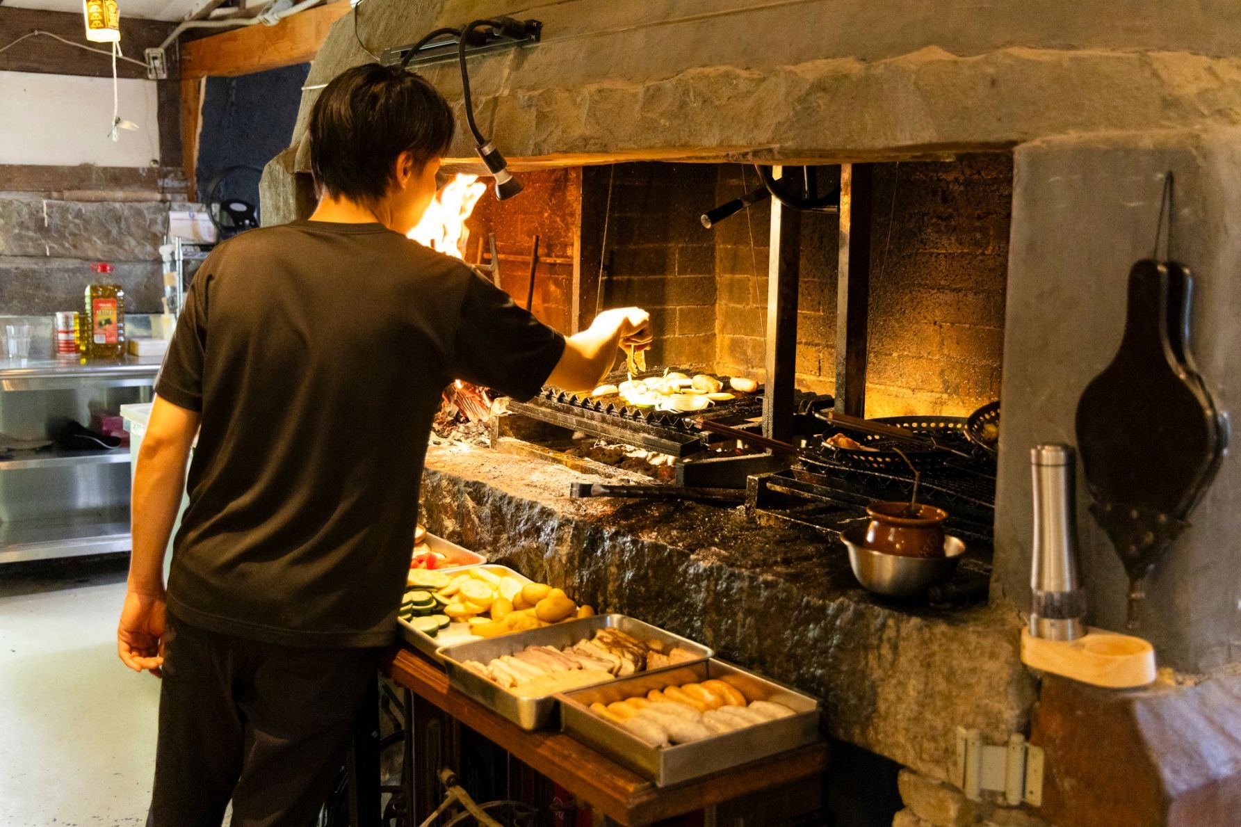 薪火で豪快に焼き上げる櫟の丘のグリル料理