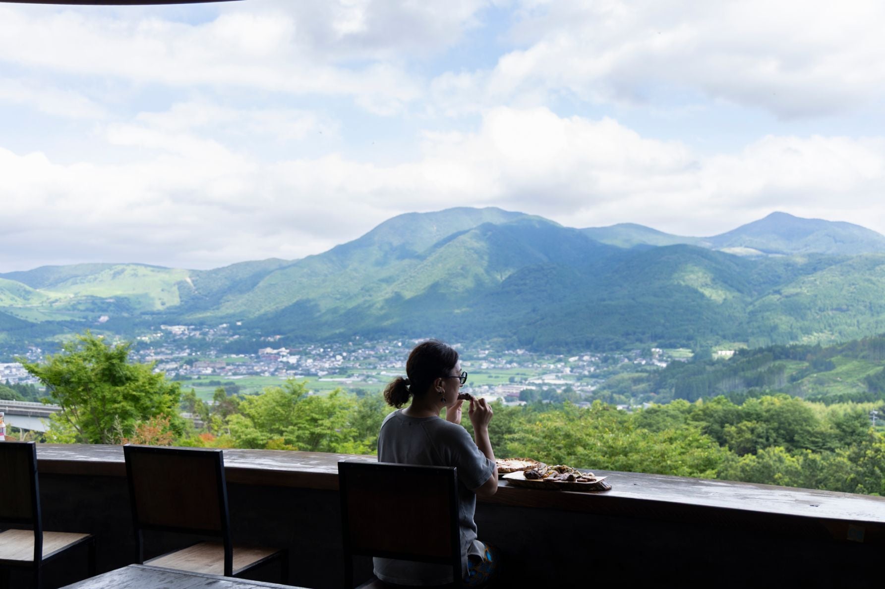 由布院盆地を見渡せる櫟の丘の絶景テラス席