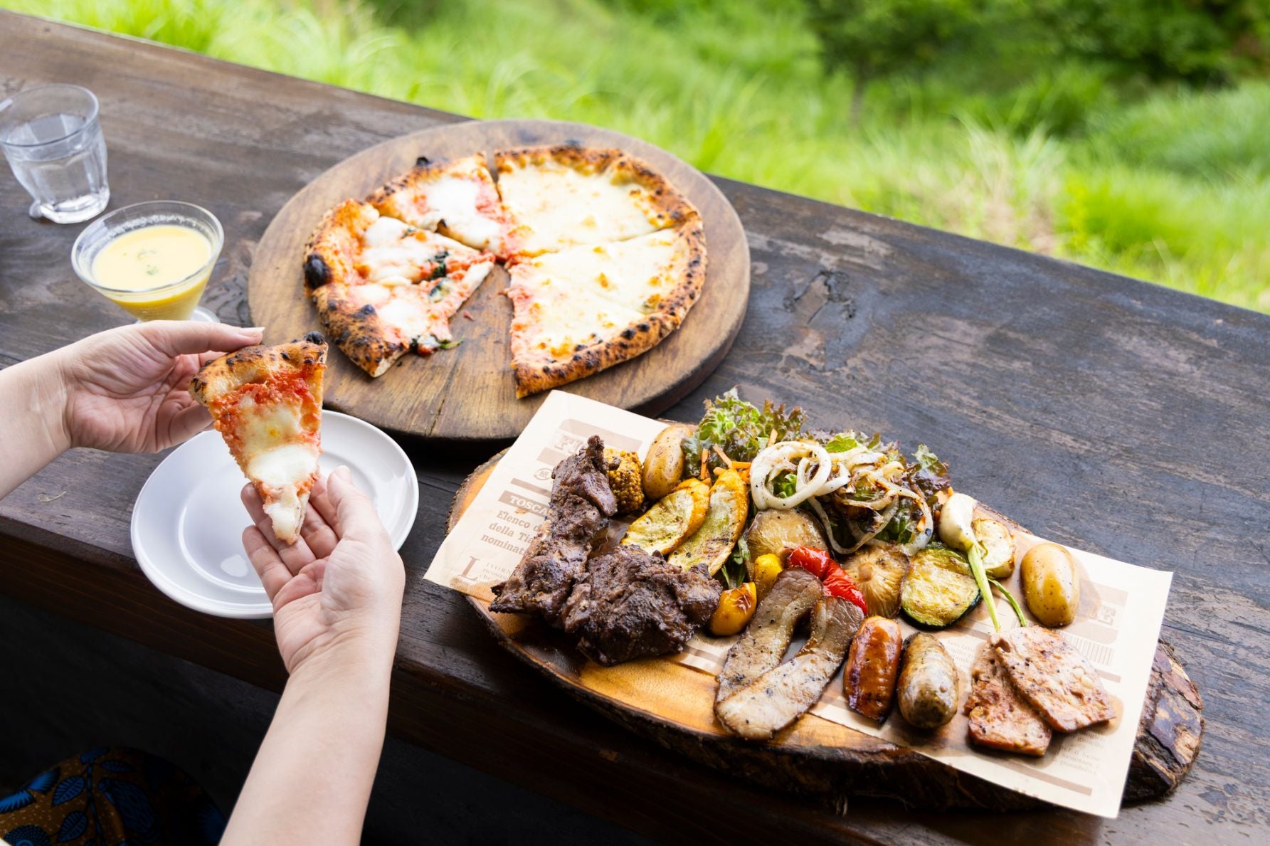絶景テラスで最後の食事にふさわしいランチ。櫟の薪で焼き上げた絶品メニューばかり