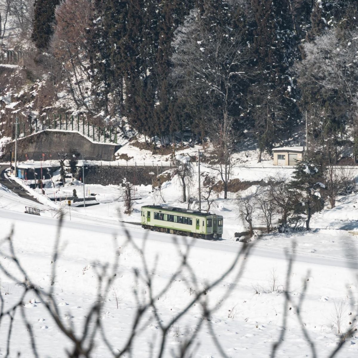 右に映る千曲川と雪原を見渡す絶景