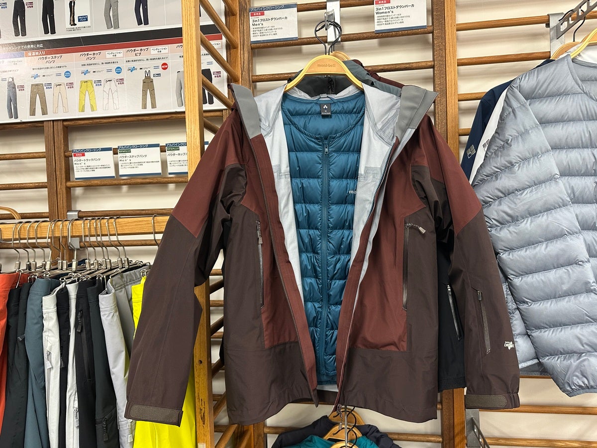 モンベル アウタージャケットとインナーダウンの重ね着展示