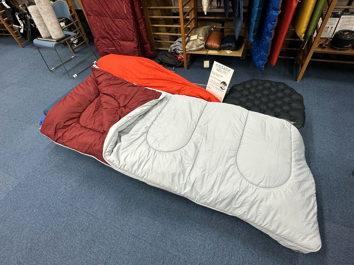 モンベル カバーを開いた状態のスリーピングバッグ（寝袋の内部構造）