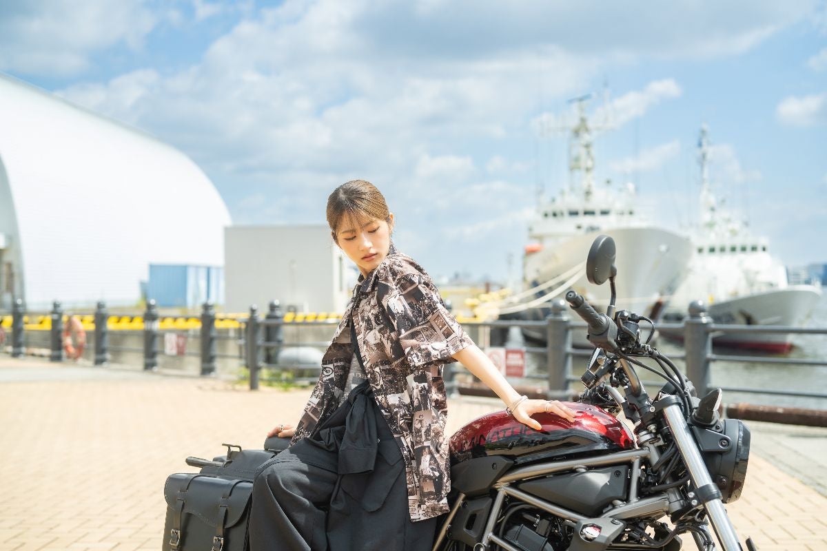 みなとみらいの港を背にした若月佑美さんと愛車エリミネーター