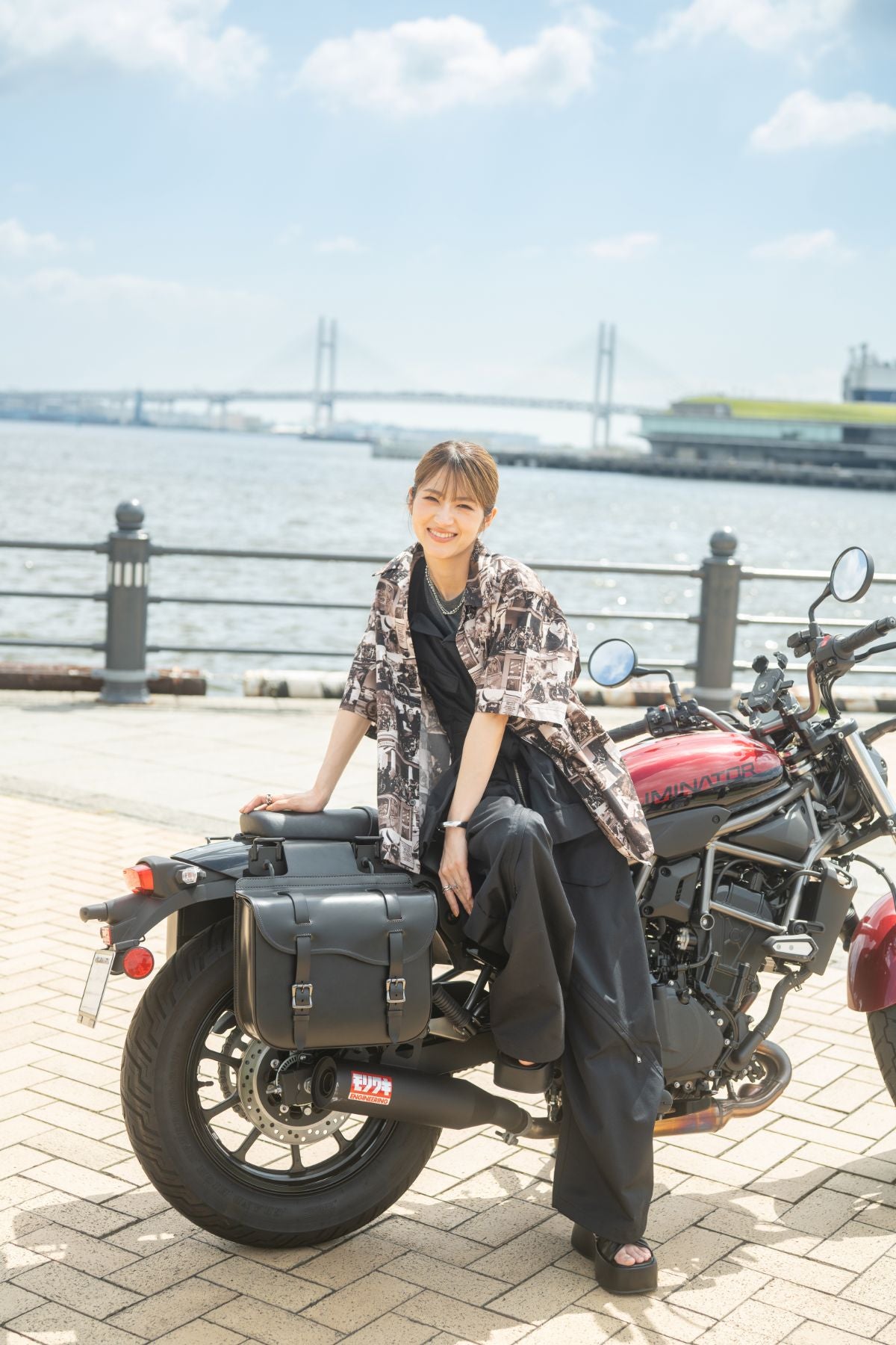 海辺で愛車に腰掛け微笑む若月佑美さん