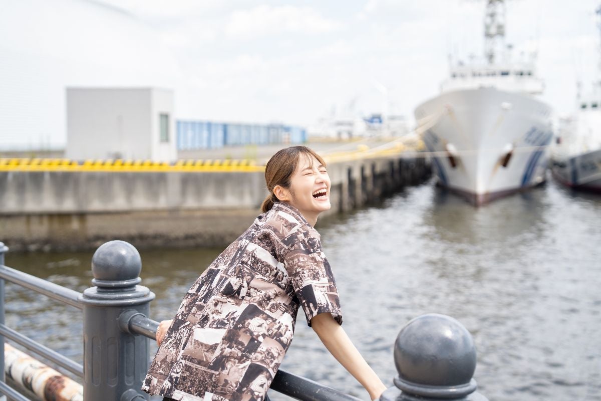 若月佑美さんが横浜の海を眺める姿