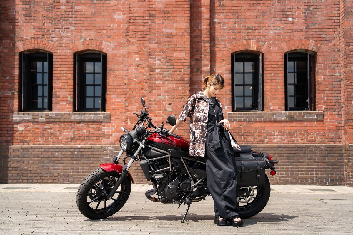 若月佑美さんと愛車エリミネーター。横浜赤レンガ倉庫をバックに