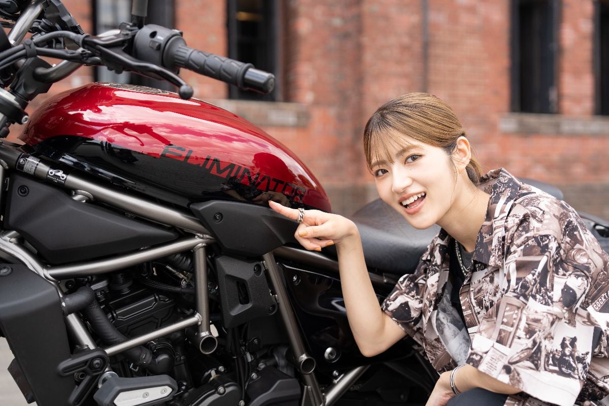 ”ELIMINATOR”のロゴを紹介する若月佑美さん