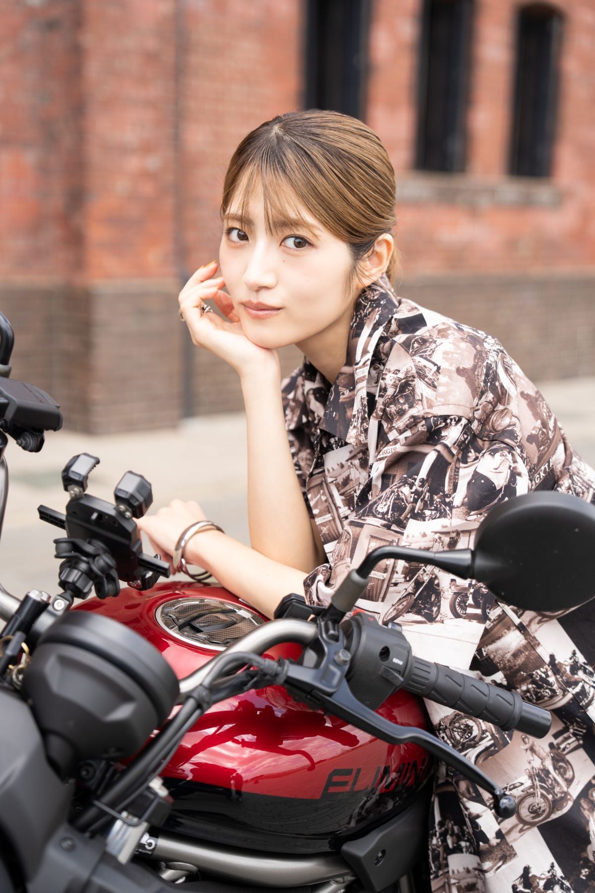 愛車エリミネーターと、こちらを見てほほ笑む若月佑美さん