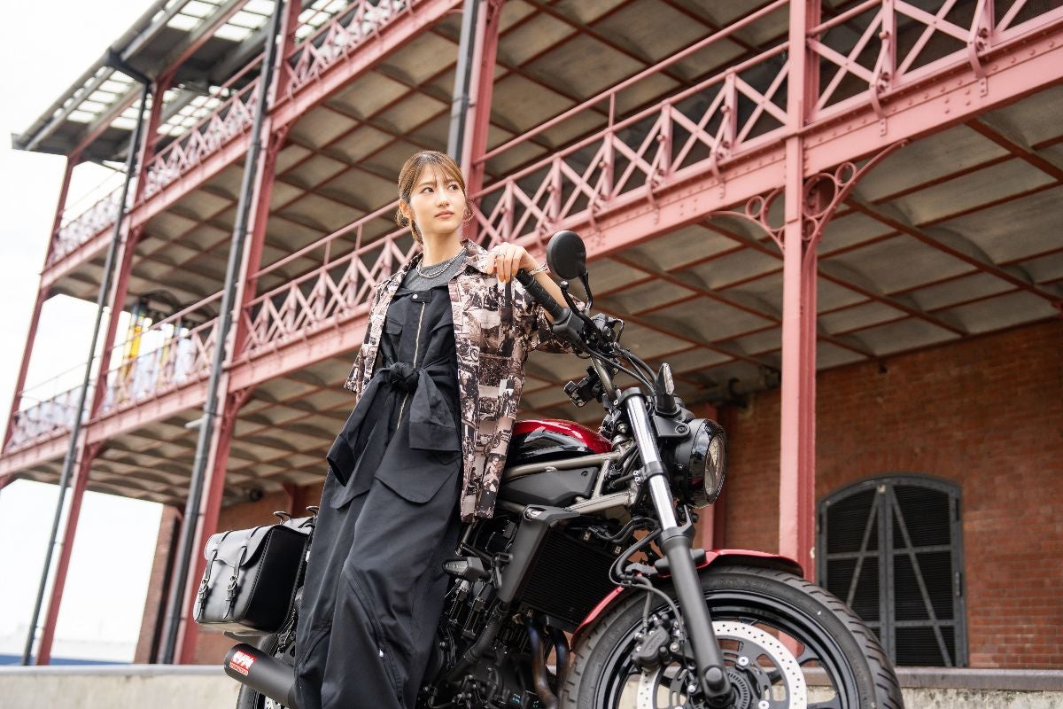 若月佑美さんと愛車エリミネーター、横浜赤レンガ倉庫で