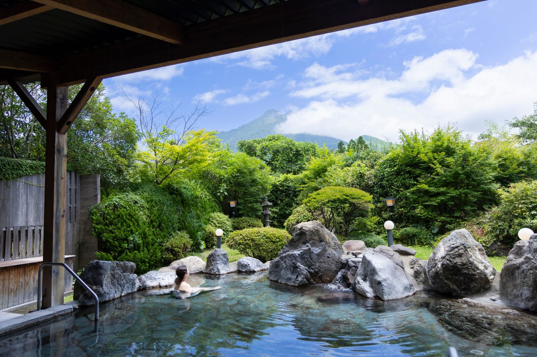 由布岳を望むゆふいん山水館の絶景露天風呂