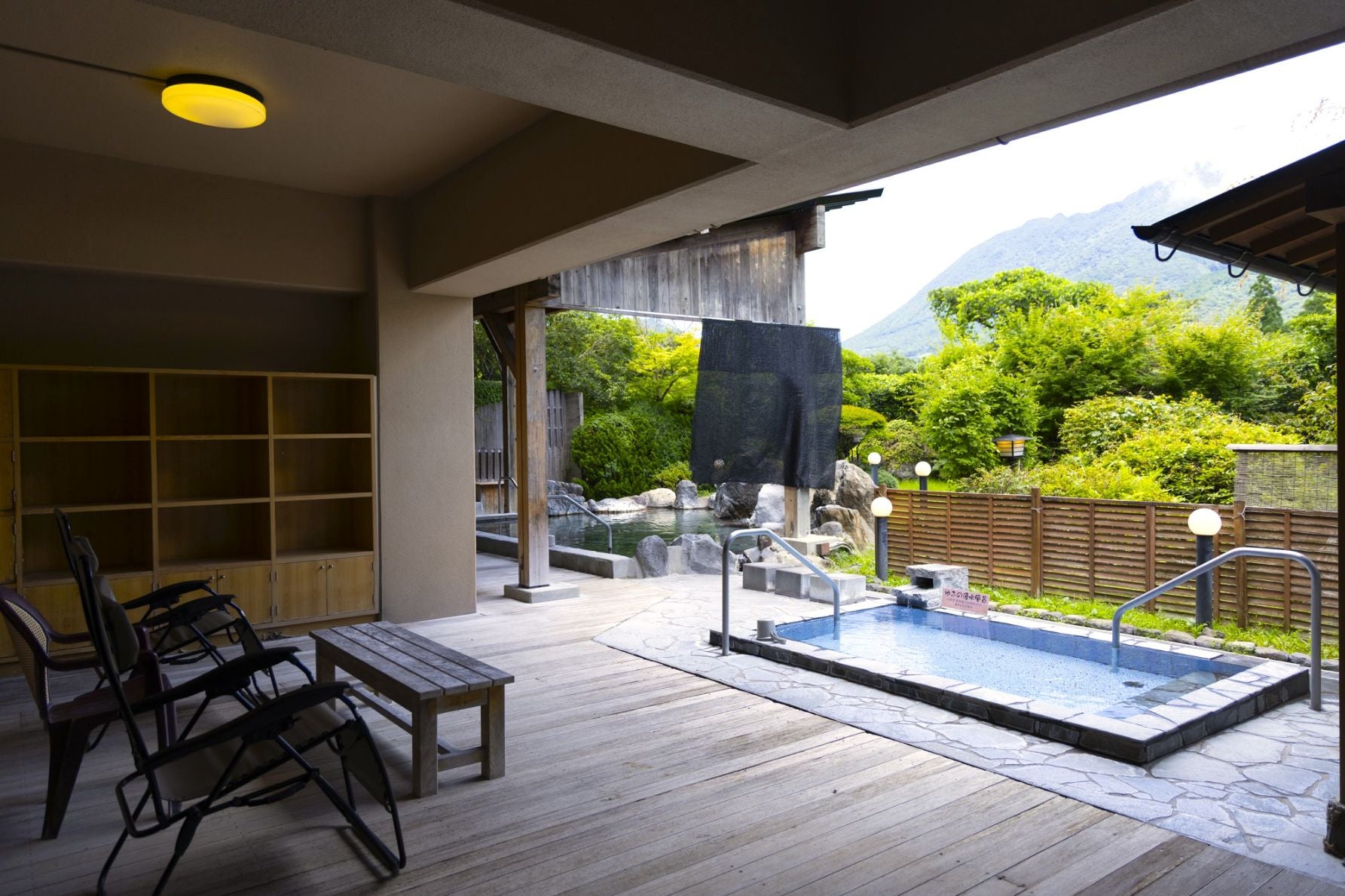 山麓から朝のさわやかな風が吹き抜け、最高に心地よいゆふいん山水館の露天風呂