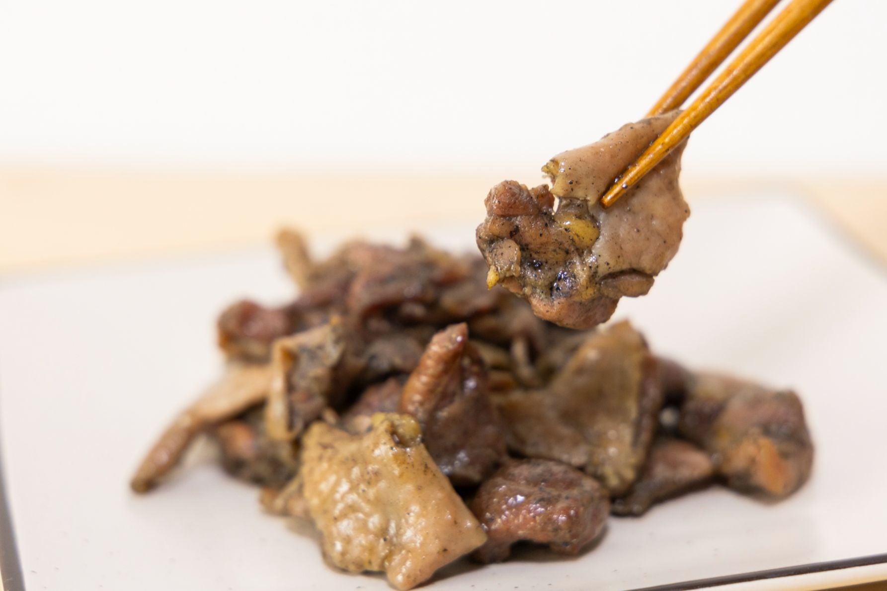 塩と胡椒だけのシンプルな味付けだが、炭火焼きならではの香りも良く、ついついペロリと平らげてしまう……