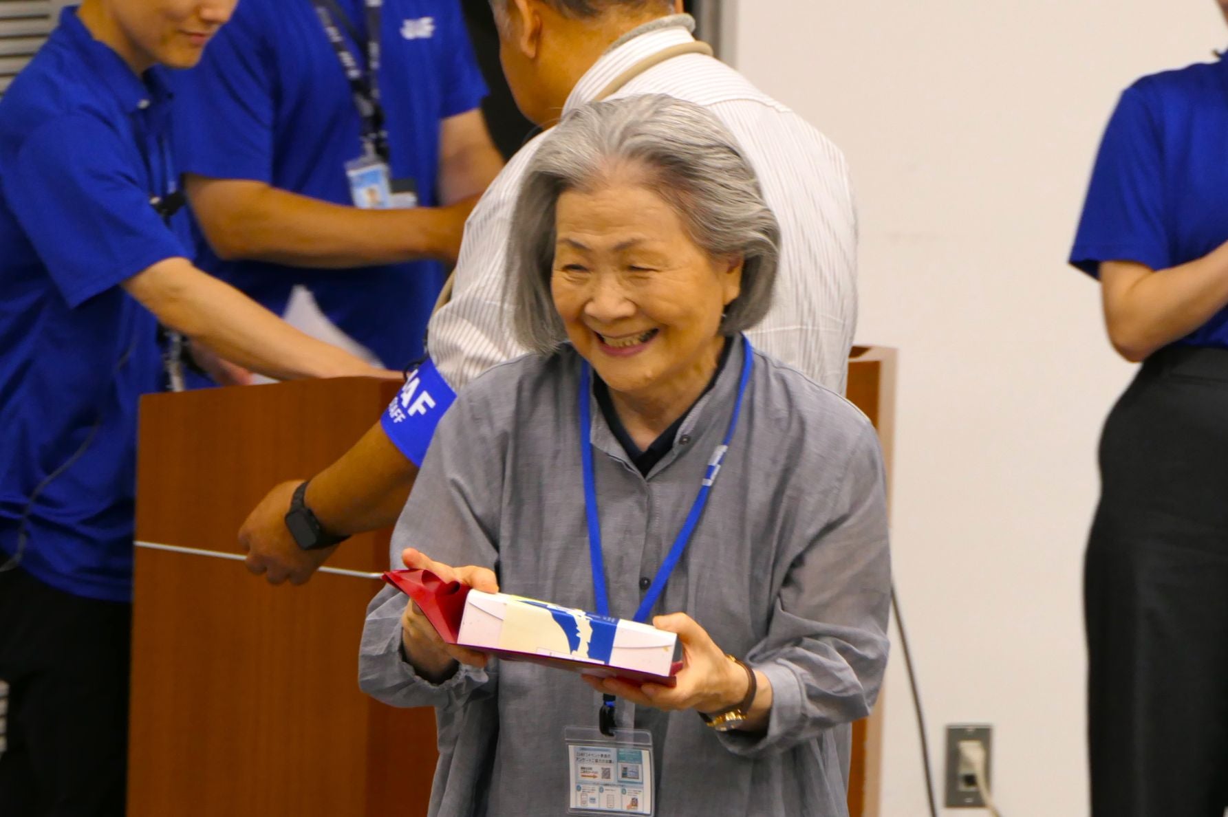 抽選会で当選番号の発表を楽しむ参加者