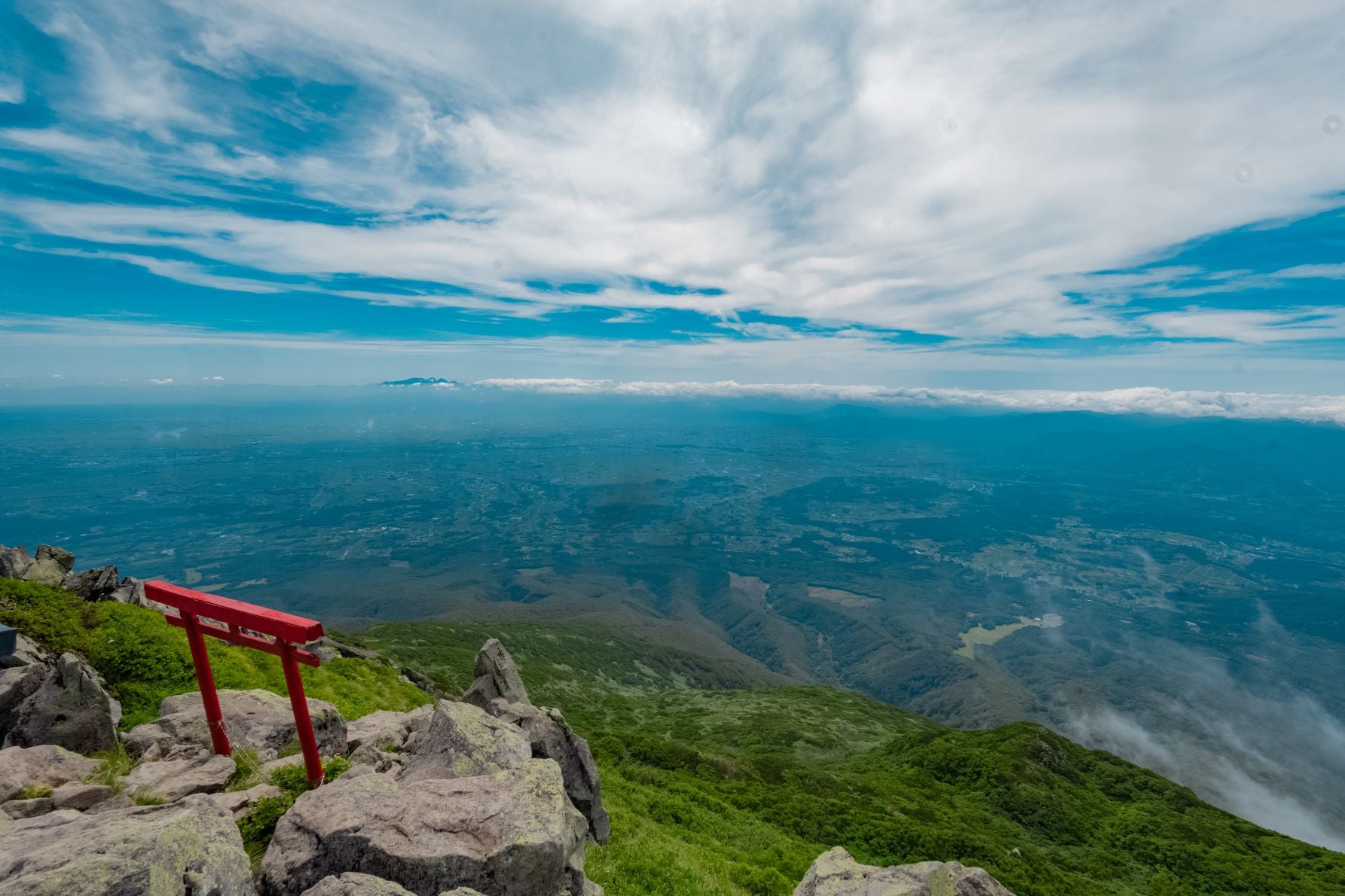 鳥居と岩木山から見える絶景