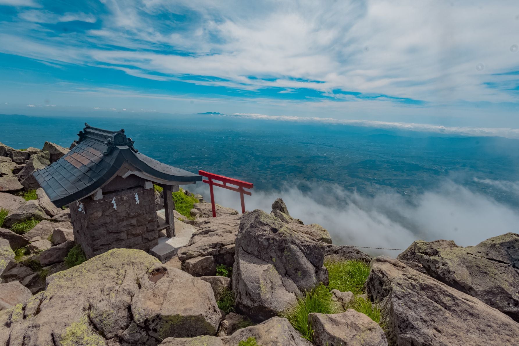 岩峰に鎮座する奥宮