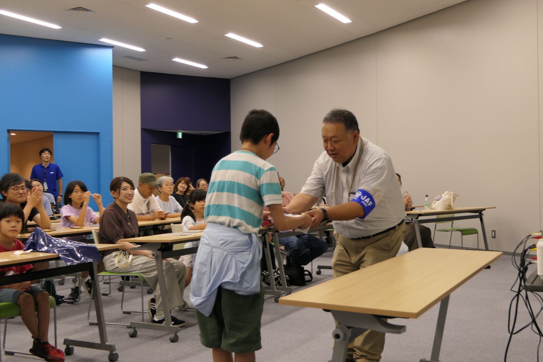 東北4県のお土産が当たるお楽しみ抽選会の様子