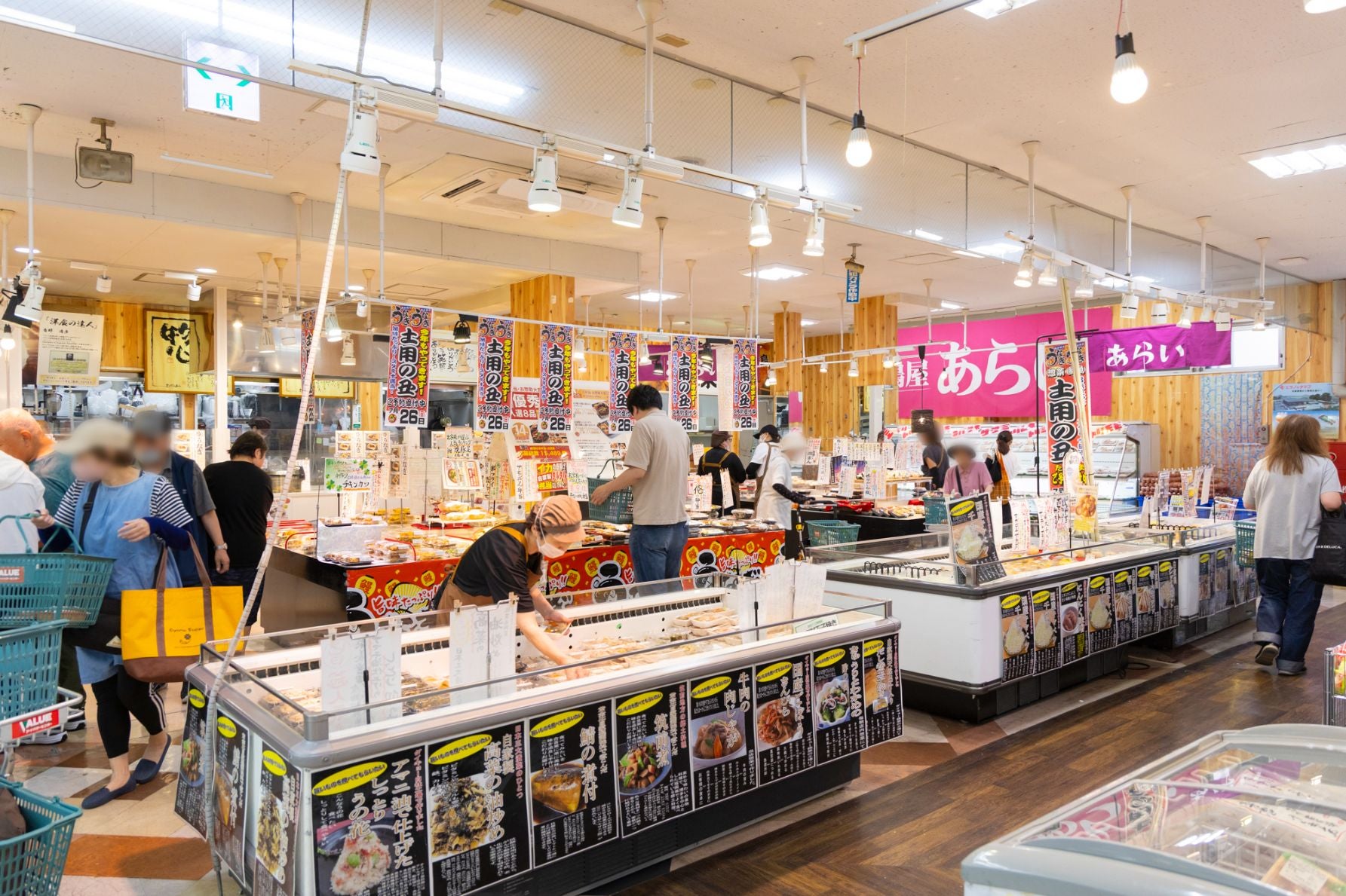 多くの来店客でにぎわうダイキョーバリューの惣菜売り場