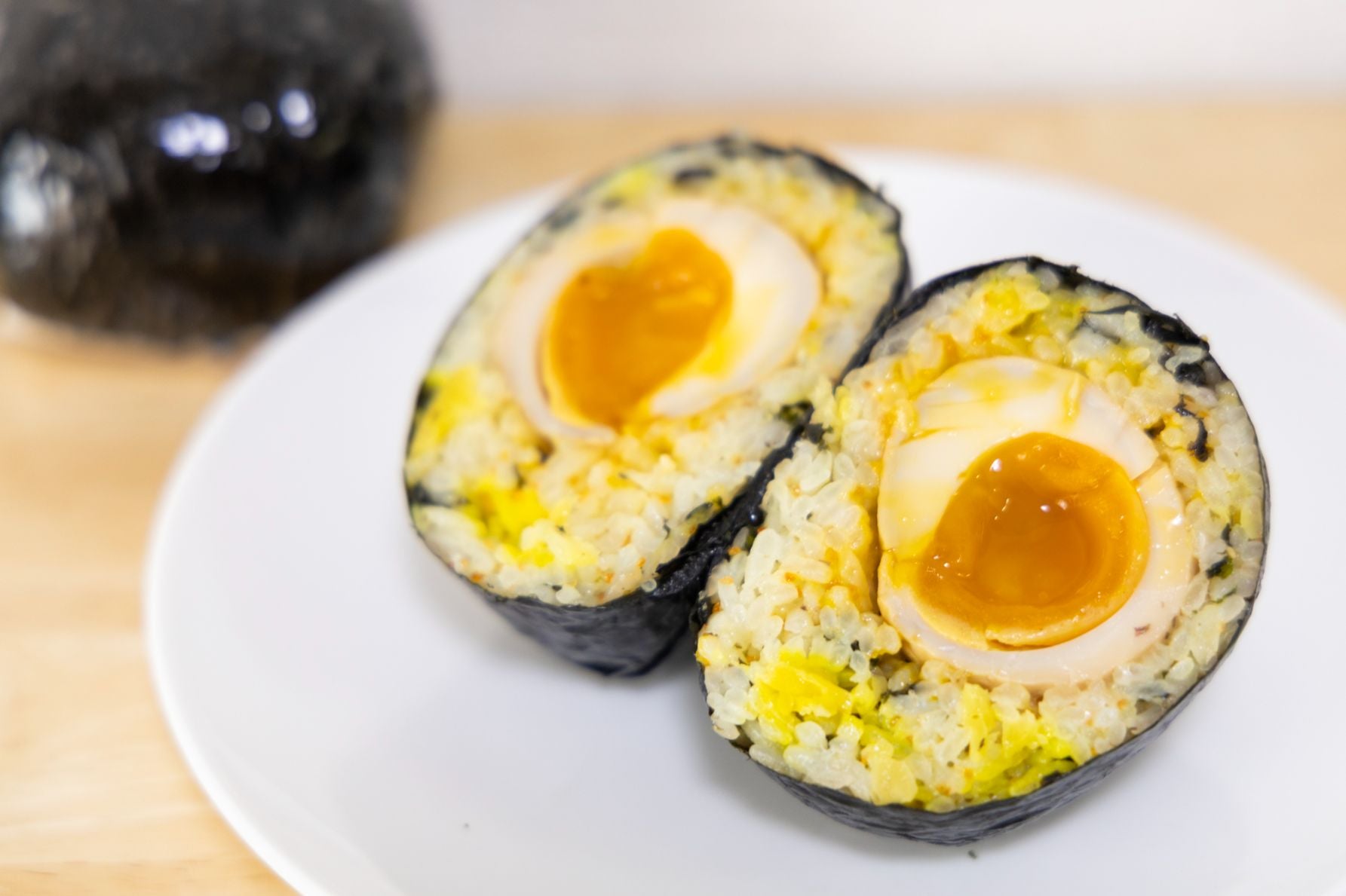 半熟味玉が丸ごと入った巨大おにぎり
