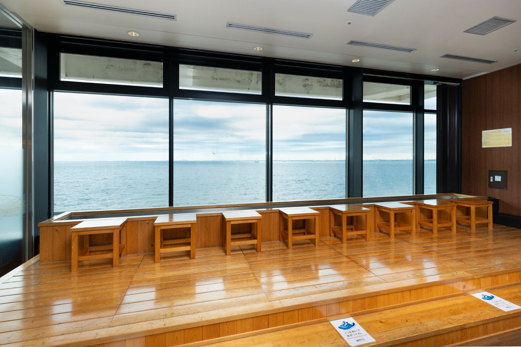 海ほたる4階にある足湯「足ゆ」。360度海に囲まれた開放的なロケーションで、誰でも無料で利用できる