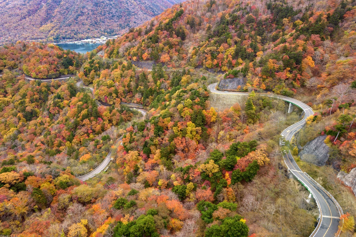 つづら折りの道路が続く中禅寺湖スカイライン