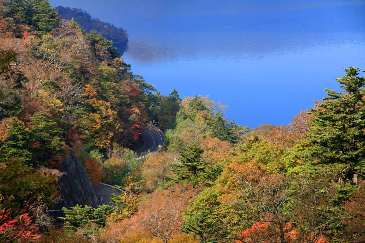 紅葉に彩られた中禅寺湖