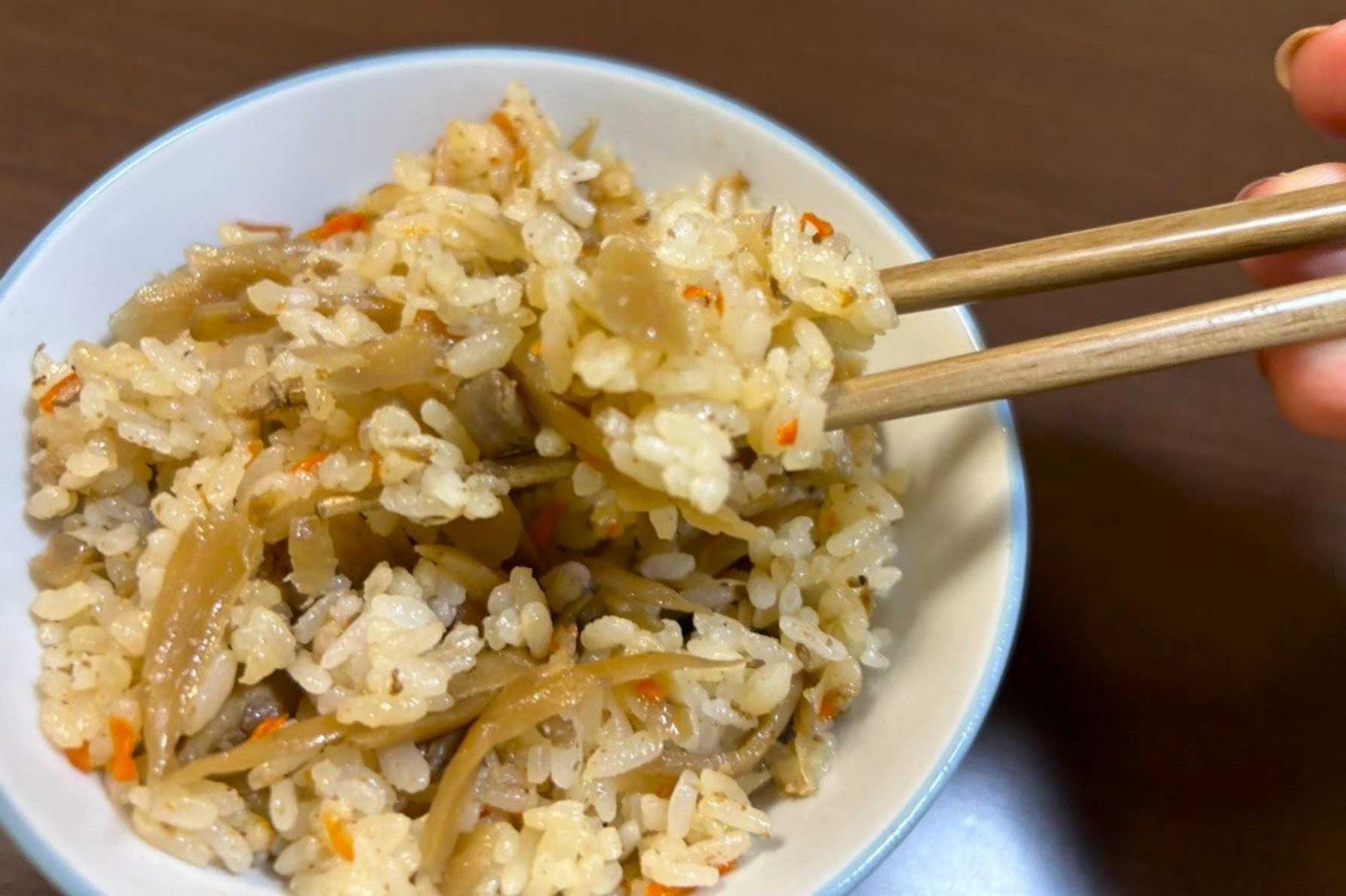 ご飯に混ぜ込むだけの簡単調理で、名物料理が楽しめる。自分用土産にもぜひ購入したい