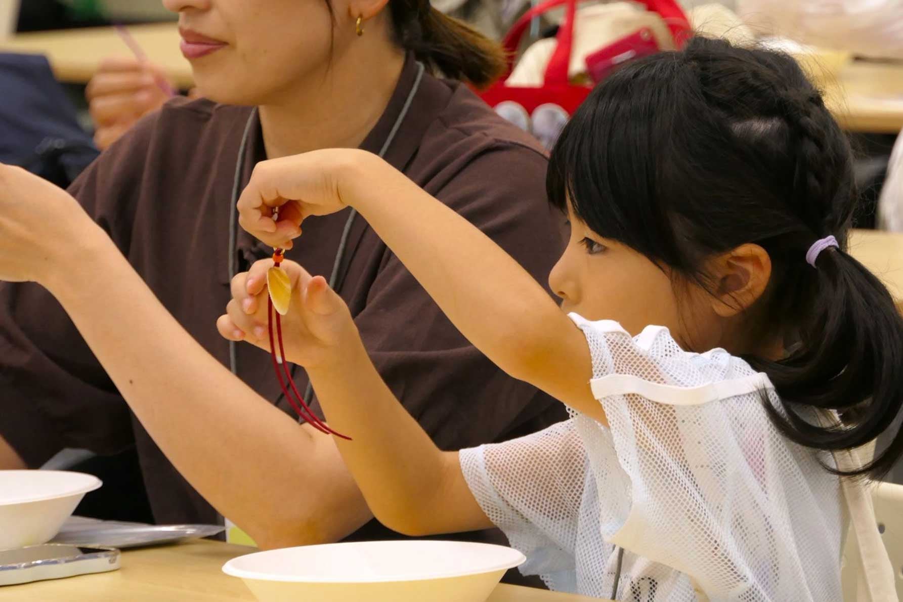 男鹿の貝殻を使ったストラップ作りに取り組む参加者