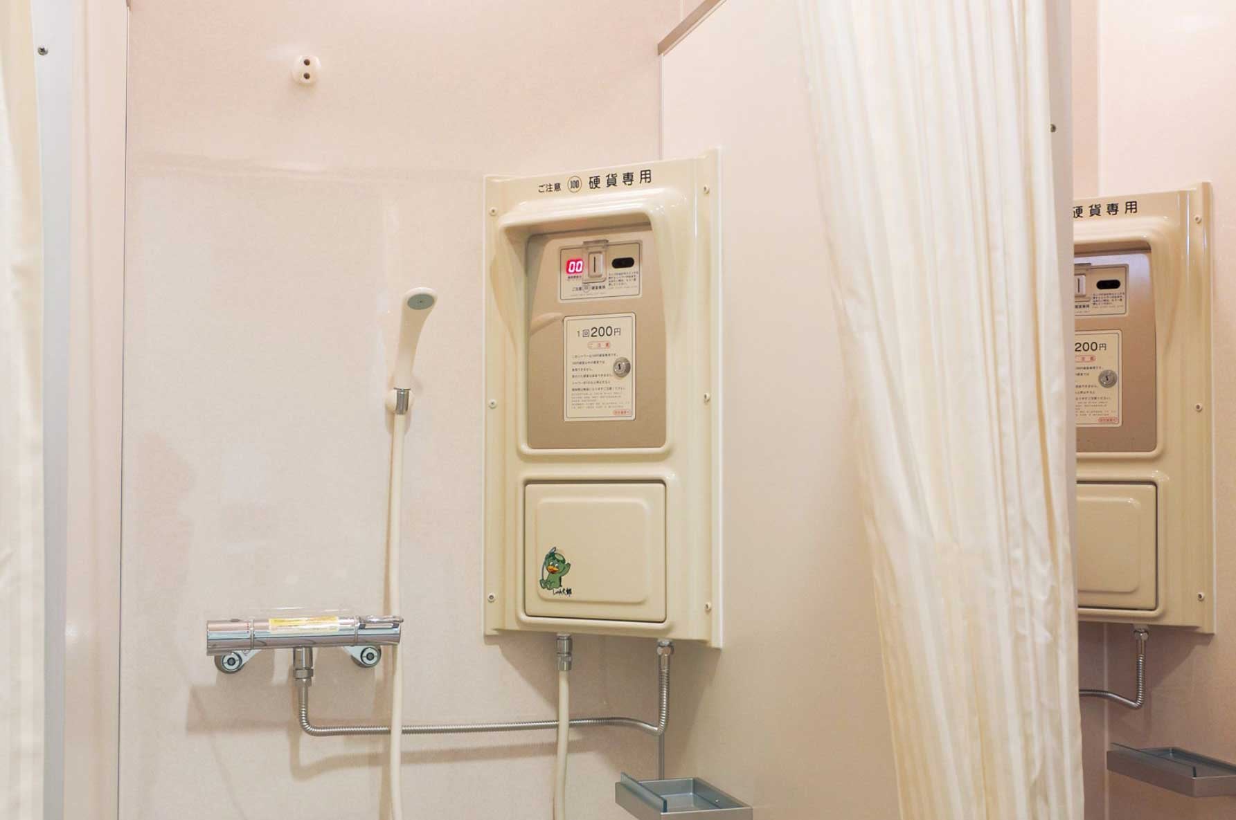 料金は10分数百円前後が目安。夏場の移動で汗をかいたあとや、仮眠の前にすっきりしたいときに重宝する
