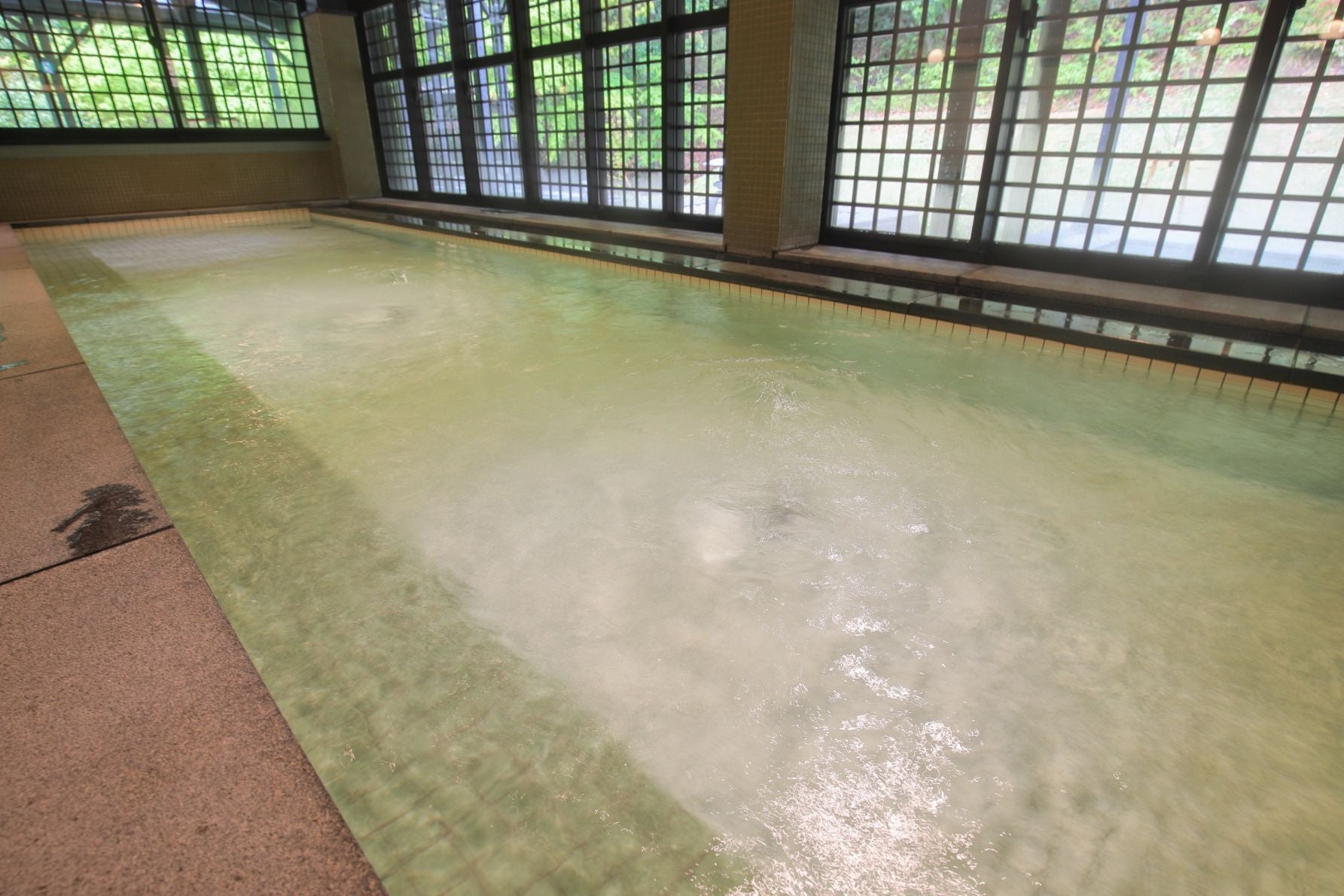 7種類ある湯船とサウナを利用できる。昭和の銭湯を思わせる、どこかなつかしい雰囲気が漂う