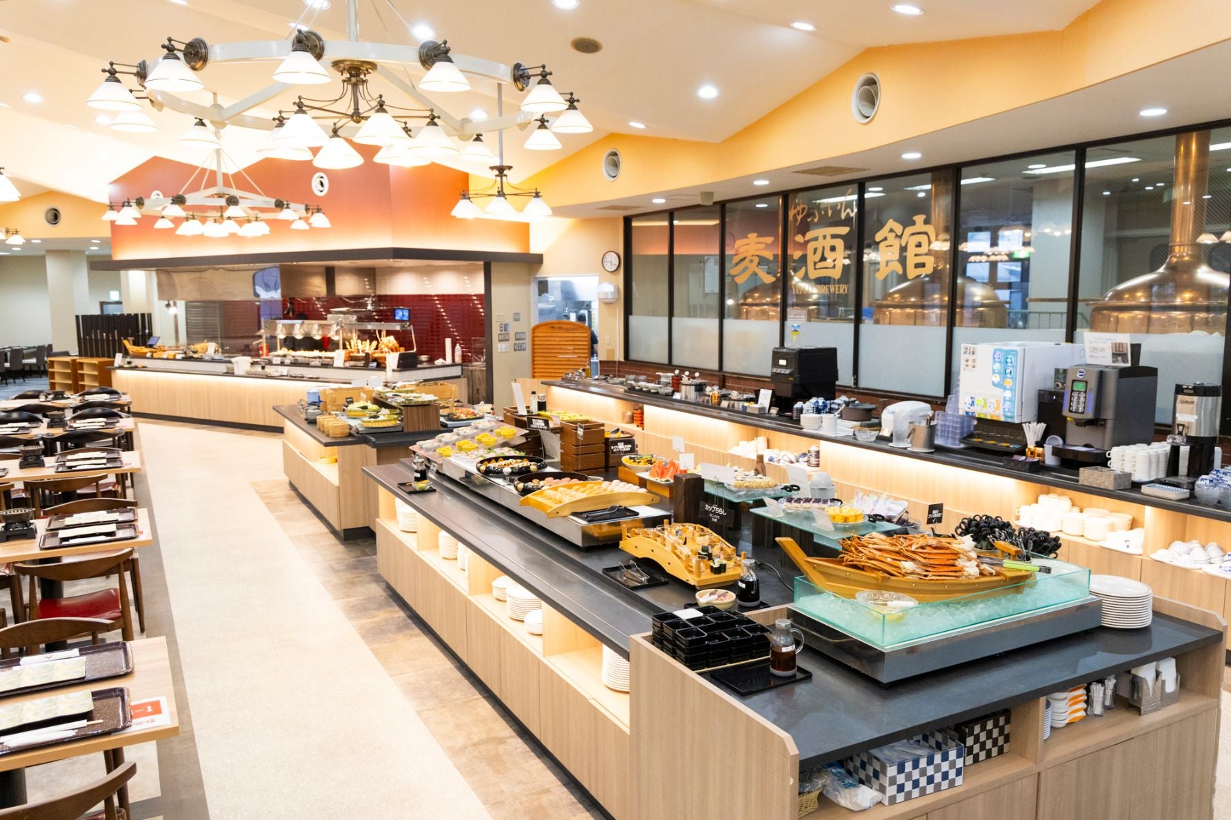 大分県産食材が並ぶ豪華なゆふいん山水館の夕食ビュッフェ。おおいた和牛ステーキが人気