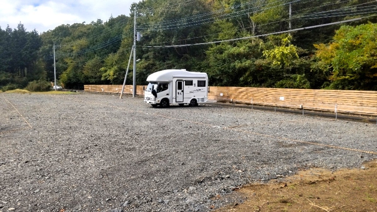RVパークFukuroda Forestの砂利敷き駐車場（車中泊スペース）