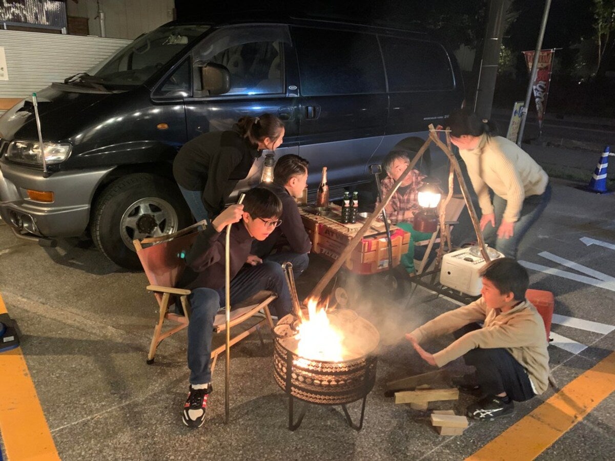 車中泊サイトでの焚き火シーン