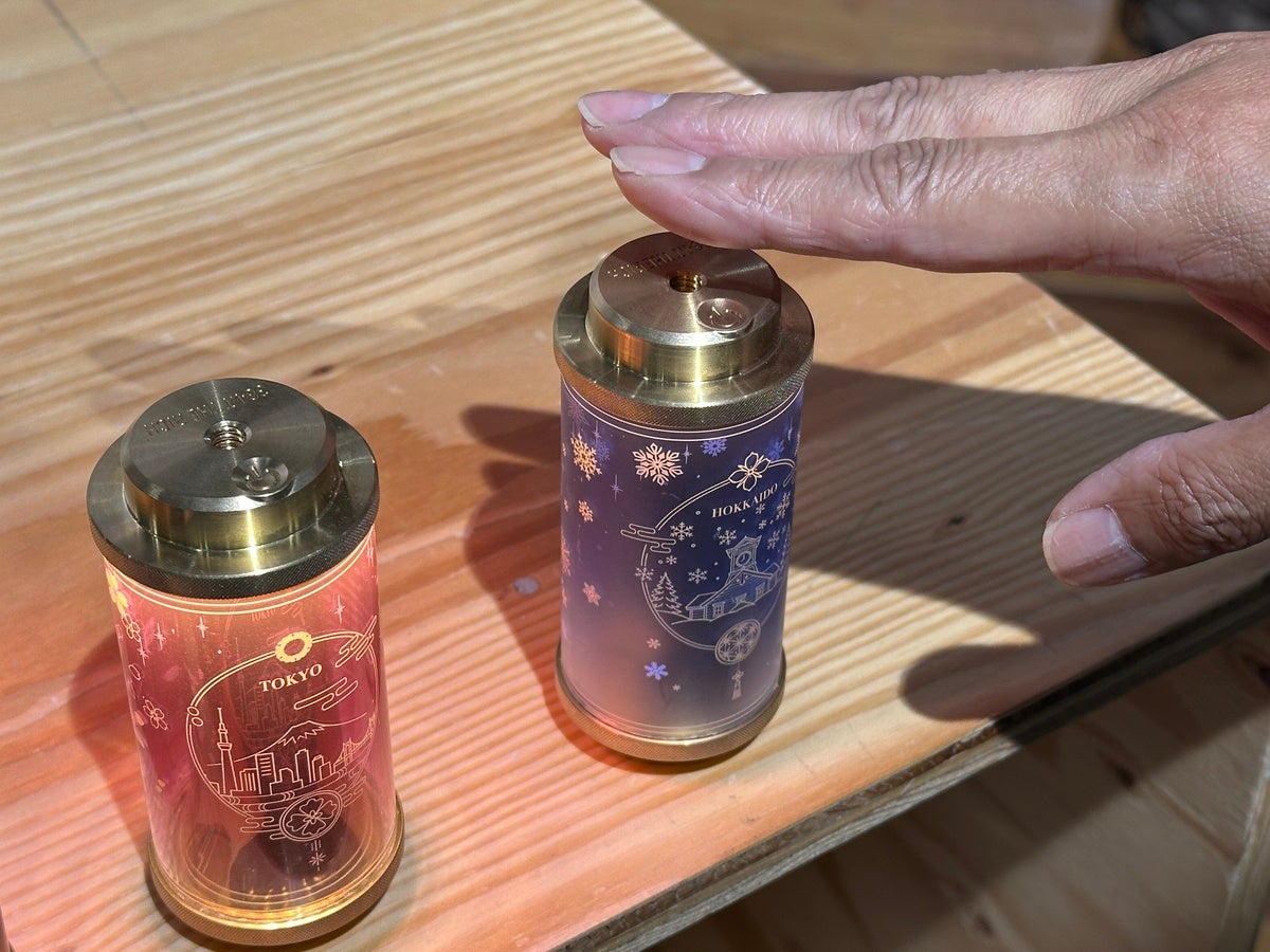 LEDランタンの明るさを手で触れて調整