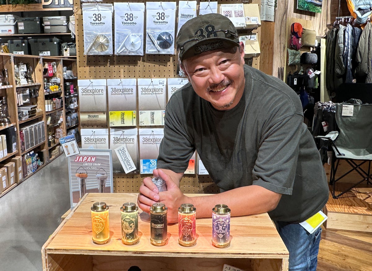 38explore代表の宮崎秀仁さんとランタンの写真