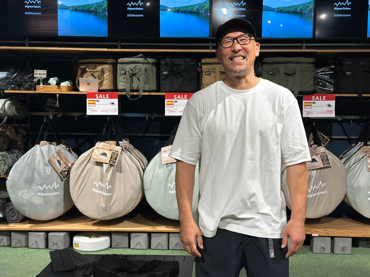 展示会場で笑顔を見せるスタッフと商品ディスプレイ