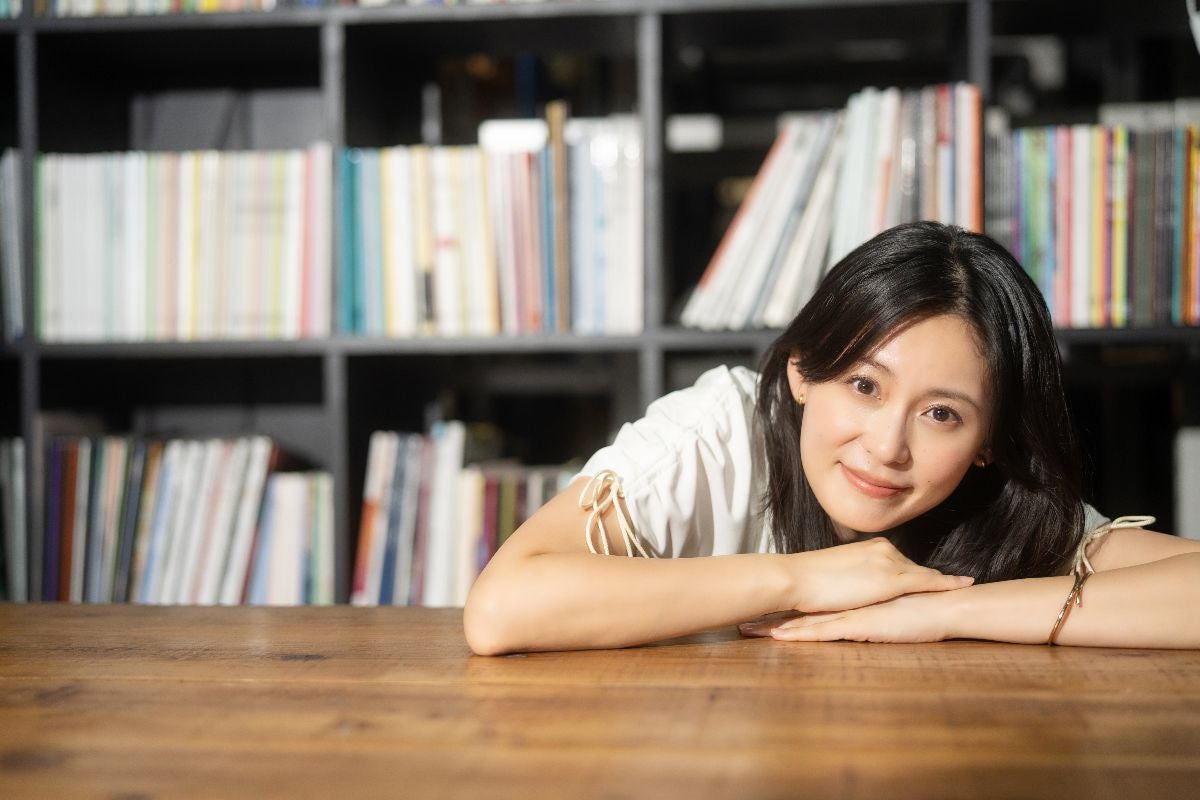 可愛らしい笑顔でこちらを見る本仮屋ユイカさん