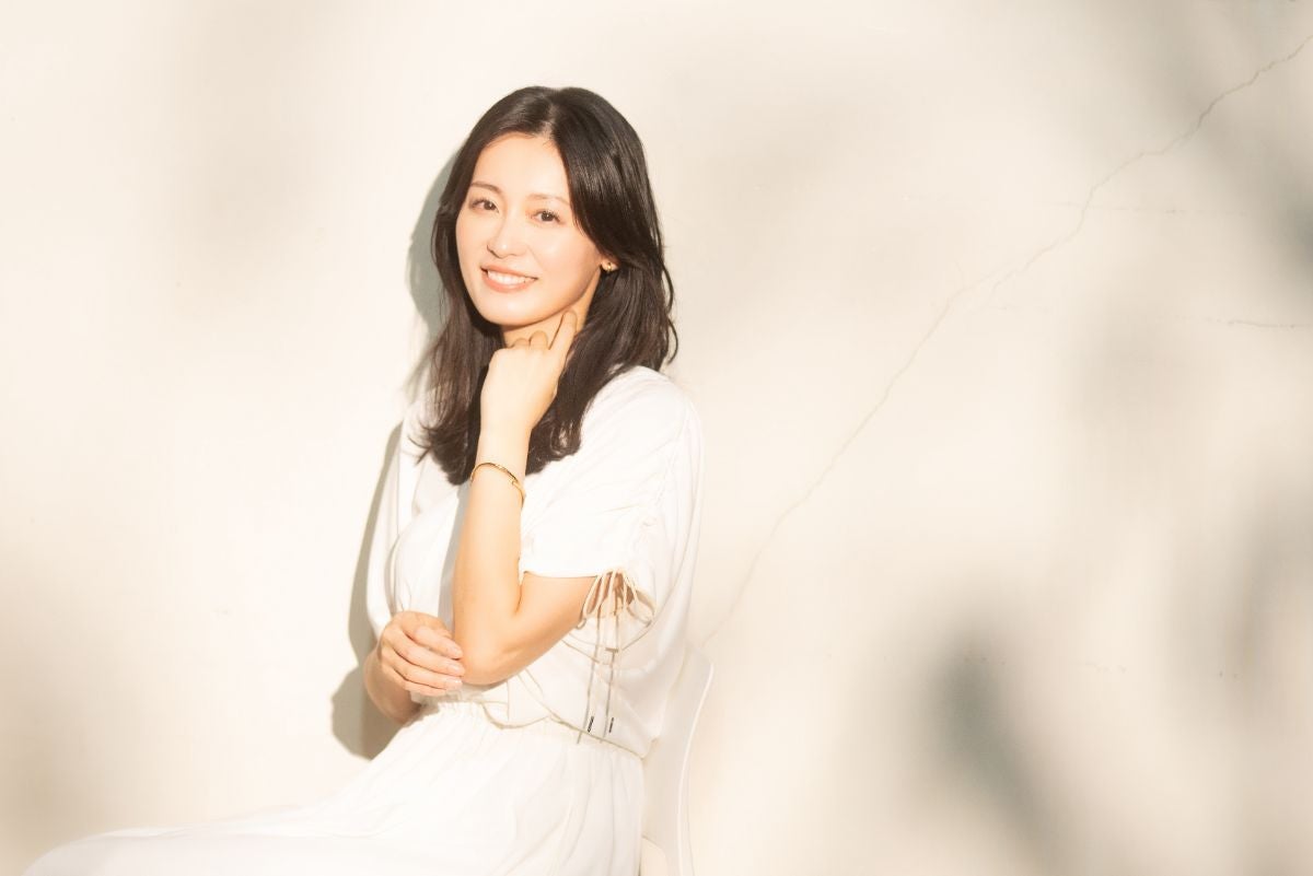 椅子に腰かけ、こちらを見て微笑む本仮屋ユイカさん