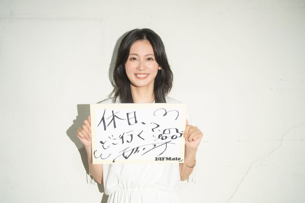 直筆サインを持つ本仮屋ユイカさん